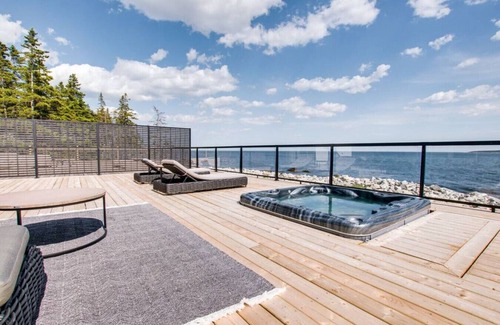 Hunts Point Cottage | Peaceful Oceanfront Cabine Hot Tub, Sauna-All Weather Domes-Private