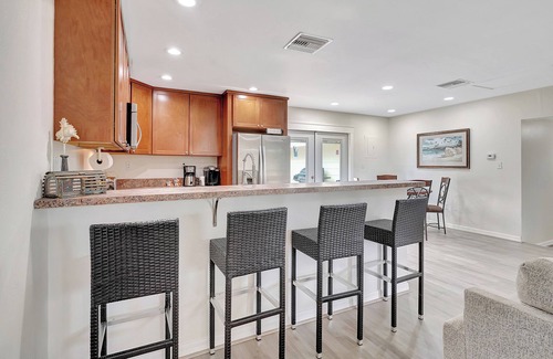 Truckland House | Peaceful Old Charm Oasis Near The Beach in Fort Myers. With Huge Yard, WiFi, AC