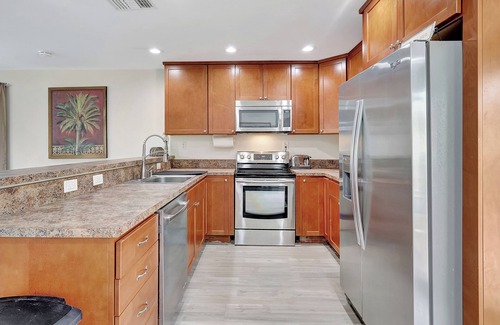 Truckland House | Peaceful Old Charm Oasis Near The Beach in Fort Myers. With Huge Yard, WiFi, AC
