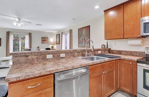 Truckland House | Peaceful Old Charm Oasis Near The Beach in Fort Myers. With Huge Yard, WiFi, AC