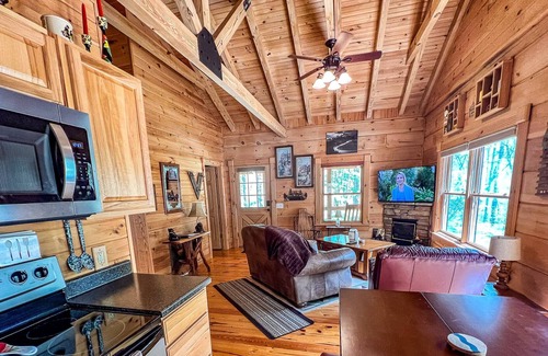 West Jefferson Cabin | Peaceful Paradise - Log Cabin W/Fire Pit, Gas F/P & WiFi