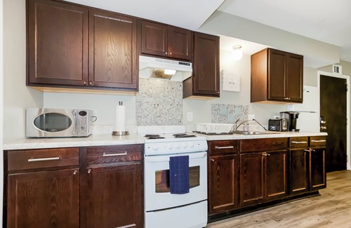 Kansas City Apartment | Peaceful Parkside 2 bed apartment - walkable/to The Plaza & Nelson museum