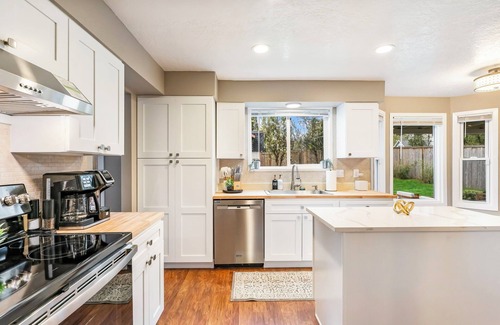 Troutdale House | Peaceful Parkside Pad - Game Room