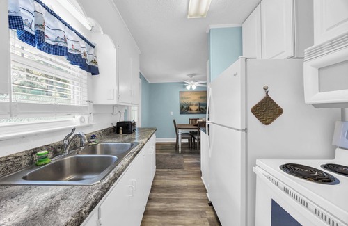 Windy Hill House | Peaceful Pet Friendly Beach Home-Golf Cart Friendly