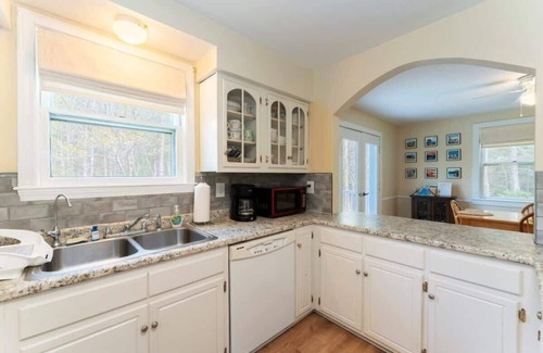 Hancock House | Peaceful Pines-Charming 3 bed near ocean!
