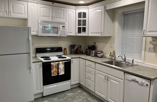 Education Hill Apartment | Peaceful place mins to downtown with workspace and kitchen