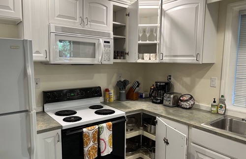 Education Hill Apartment | Peaceful place mins to downtown with workspace and kitchen