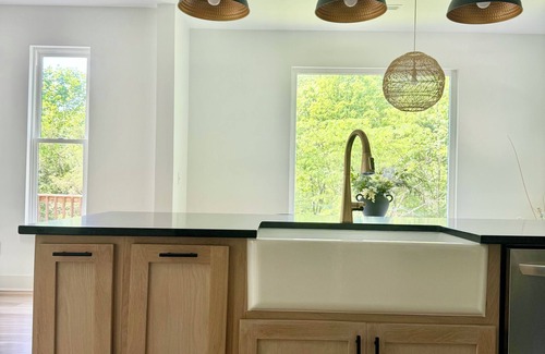 Lancaster House | Peaceful place to recharge, within steps to Center Hill Lake!