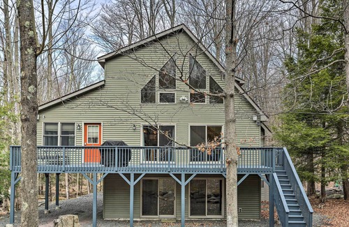 Hamlin Cabin | Peaceful Poconos Cabin w/ Lake Access & Views!