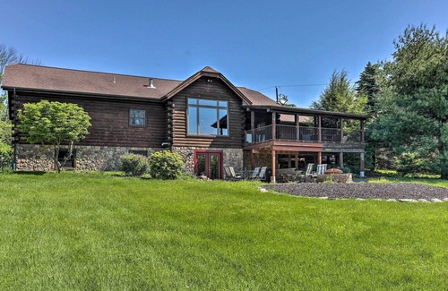 Lake Ariel Cabin | Peaceful Poconos Cabin < 1 Mi to Lake Henry!