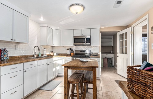 Hickory Corners House | Peaceful & Private Lake House with Amazing Sunsets