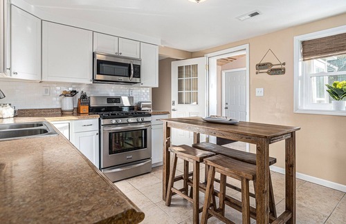 Hickory Corners House | Peaceful & Private Lake House with Amazing Sunsets