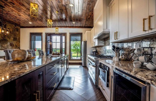 Broken Bow Cabin | Peaceful Private Stay Open-Concept Modern Lodge Sleeps 20 Guests