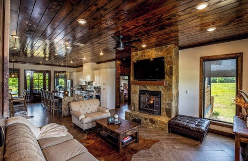 Broken Bow Cabin | Peaceful Private Stay Open-Concept Modern Lodge Sleeps 20 Guests