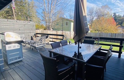 Garden Home-Whitford House | Peaceful Remodeled 3BRw/King bed+BBQ/Spacious Deck
