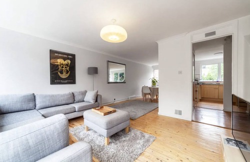 South Camberwell House | Peaceful Renovated 5BDR house w/garden | Smarthost