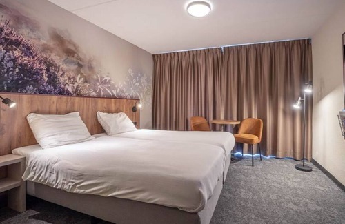 Zeegse Hotel | Peaceful Retreat: Cycling, Nature Trails, Sauna and Indoor Pool - 2 Units