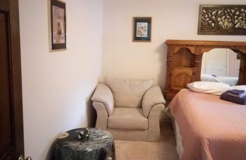 West Newbury House | Peaceful retreat for stays of 14 days and more. Panda room