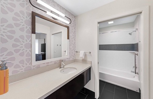 Chatsworth Hotel | Peaceful Retreat Near Van Nuys Golf Course w/Poolside Views - 4 Units