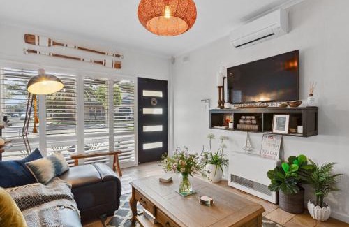 Semaphore Apartment | Peaceful Retreat Steps from Semaphore Beach