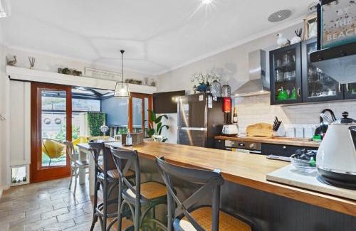 Semaphore Apartment | Peaceful Retreat Steps from Semaphore Beach