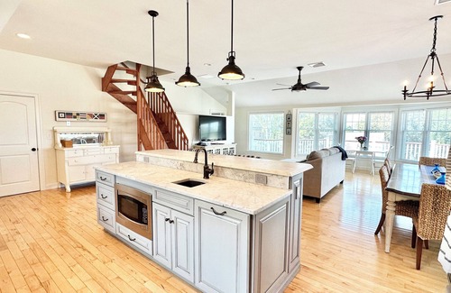 Jamestown Shores House | Peaceful Retreat with Beautiful Sunsets and Bay Views