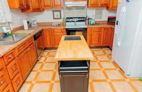 Shoreline Park House | PEACEFUL RIVERFRONT COTTAGE/SLEEPS 7 W/W+D