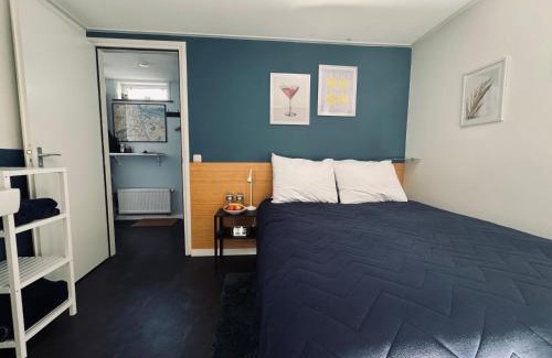 Oostelijke Eilanden en Kadijken House | Peaceful room on a houseboat in the city centre