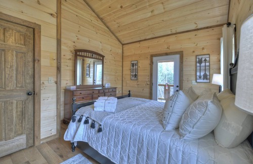 Copperhill Cabin | Peaceful, rustic, luxurious, with mountain views and hot tub!