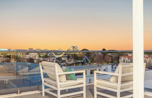 East Perth Apartment | Peaceful Sanctuary with Panoramic Views near Optus Stadium