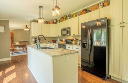 Candler Cottage | Peaceful & Scenic 3 Bedroom/2 Bath Farmhouse