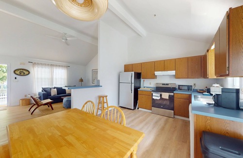 Clearwater House | Peaceful single family home with shared pool and sports courts access