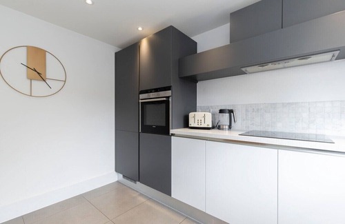 Cheltenham House | Peaceful & Spacious 2 Bed Home in Cheltenham
