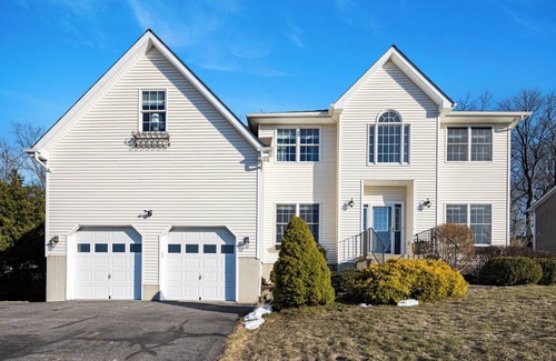 Monroe House | Peaceful & Spacious 5-bedroom home with pool