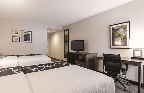 Valley Street Hotel | Peaceful Stay | Minutes from Downtown Excitement | Free Parking
