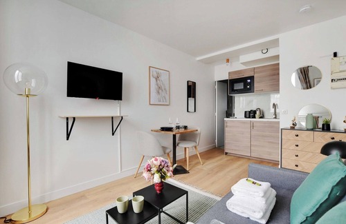 17th Arrondissement Apartment | Peaceful Studio -2P- Moulin Rouge