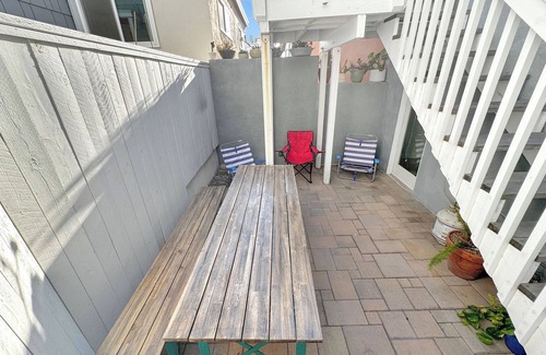 El Porto Apartment | Peaceful studio in Manhattan Beach a block to the beach