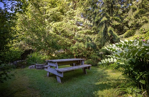 Woodfibre House | Peaceful/stylish 4 bdrm, 2 bath. Hot tub and massage chair, 35 min to Whistler.