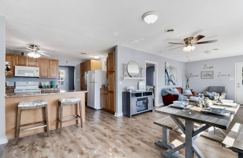 Southport Cottage | Peaceful Sunshine Cottage walk to waterfront family friendly