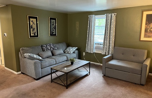 Pittsburgh Apartment | Peaceful Treetop Living 10 min. to downtown/stadium, large deck, pet friendly