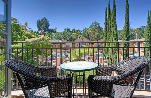 Los Gatos Hotel | Peaceful Unit with Outdoor Pool, Free Parking & Balcony in California