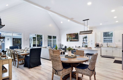 Demere Park House | Peaceful vacation retreat on SSI within walking distance of beach & Pier Village