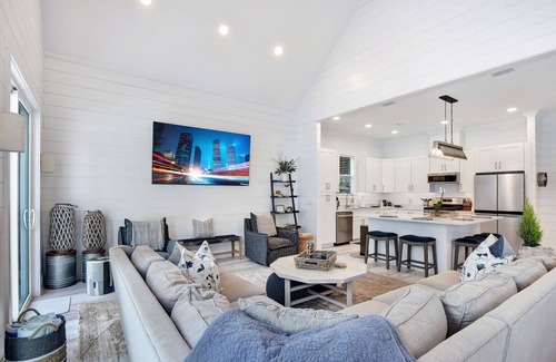 Demere Park House | Peaceful vacation retreat on SSI within walking distance of beach & Pier Village