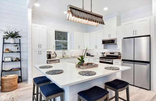 Demere Park House | Peaceful vacation retreat on SSI within walking distance of beach & Pier Village