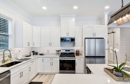 Demere Park House | Peaceful vacation retreat on SSI within walking distance of beach & Pier Village