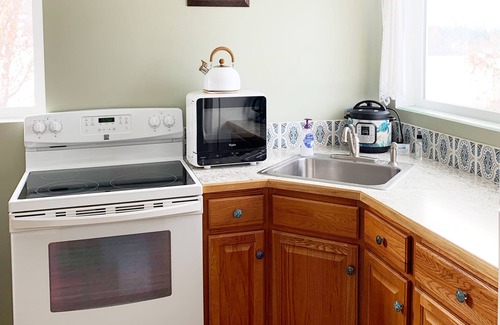 Corvallis House | Peaceful Vacation Getaway, Private Yard, Hot Tub, 360 Views Clean & Cozy Cottage