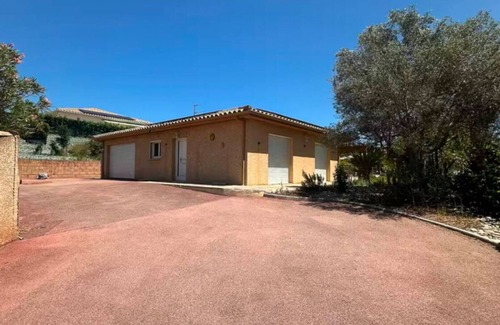 Canet-en-Roussillon House | Peaceful villa, swimming pool, BBQ & pétanque court