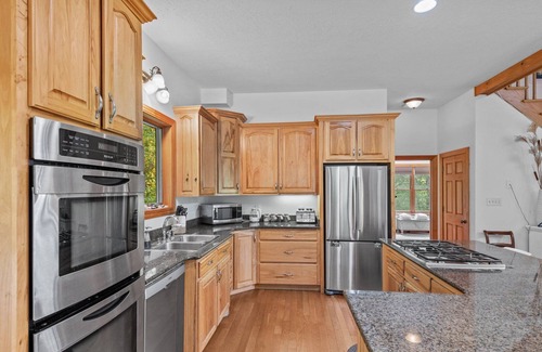 Altamont House | Peaceful View- 3 bed 3 bath home near Jonas Ridge. Pet friendly, mountain view, and a fire pit