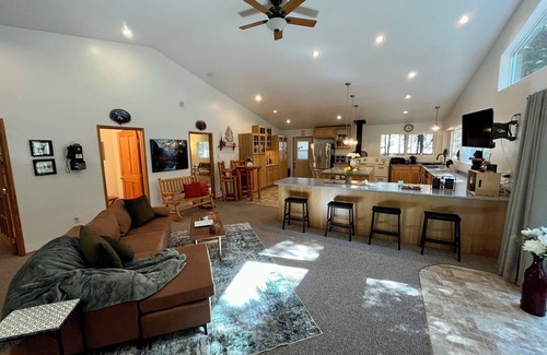 Gasquet House | Peaceful Views-Gasquet Cozy Cabin 1.5acres. TRAEGER, Smith River, Redwoods, Wifi