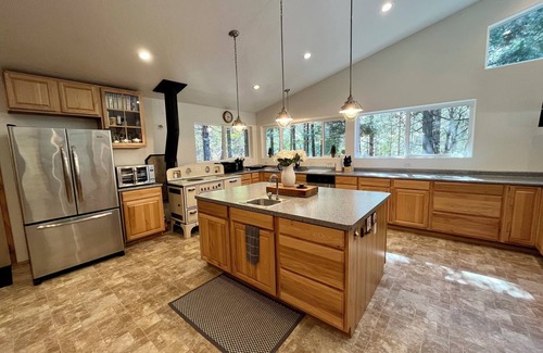 Gasquet House | Peaceful Views-Gasquet Cozy Cabin 1.5acres. TRAEGER, Smith River, Redwoods, Wifi